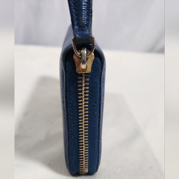 Fendi Selleria long zip. Slight fading int cloth pockets. Liggt coin residue - Picture 6 of 16